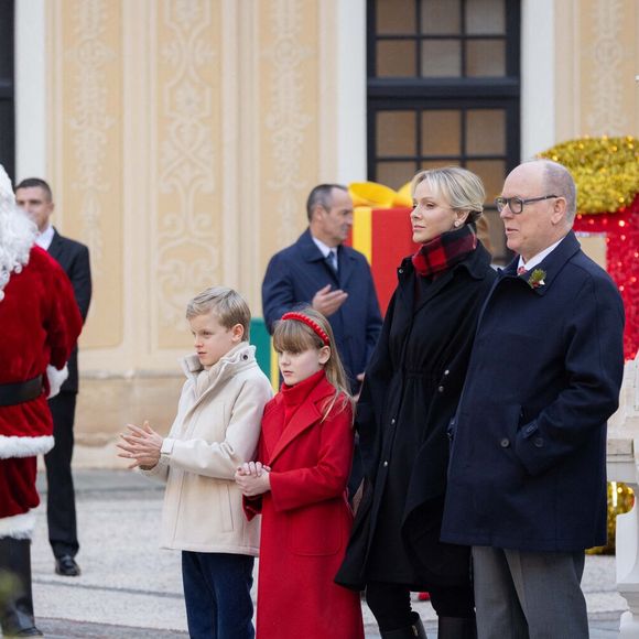 Le prince Jacques de Monaco, marquis des Baux, La princesse Gabriella de Monaco, comtesse de Carladès, Le prince Albert II de Monaco et la princesse Charlène de Monaco, Camille Gottlieb et sa mère, La princesse Stéphanie de Monaco - La famille princière de Monaco offre les traditionnels cadeaux de Noël aux enfants monégasques dans la Cour du Palais Princier, le 18 décembre 2024. 
© Olivier Huitel / Pool Monaco / Bestimage