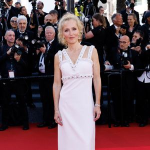 Gillian Anderson - Montée des marches du film " La vie d'une femme " lors du 79ème Festival International du Film de Cannes, le 13 mai 2026. © Jacovides-Moreau / Bestimage