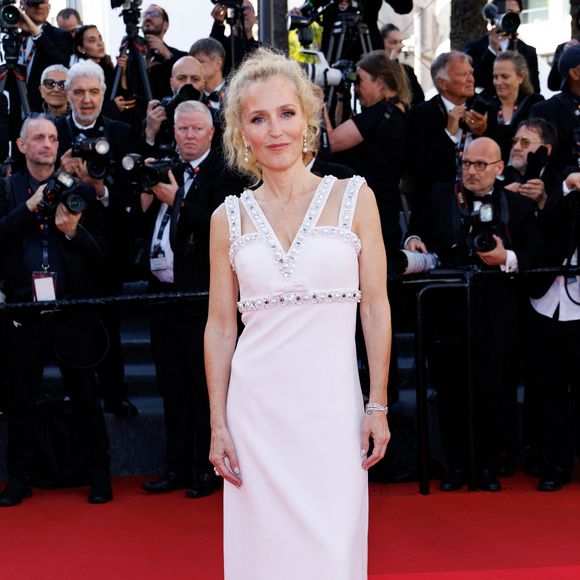 Gillian Anderson - Montée des marches du film " La vie d'une femme " lors du 79ème Festival International du Film de Cannes, le 13 mai 2026. © Jacovides-Moreau / Bestimage