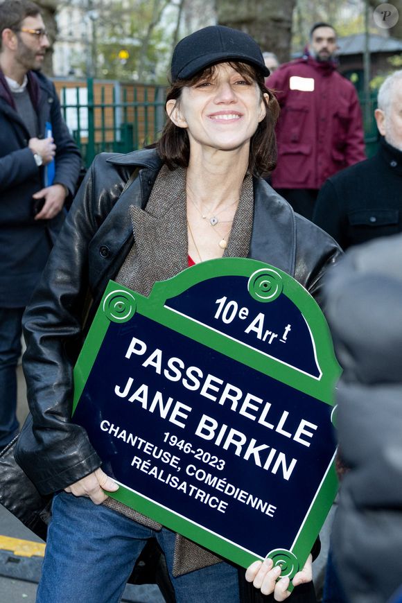 Charlotte Gainsbourg - Inauguration de la passerelle Jane Birkin devant les 41-43 quai de Valmy à Paris le 13 décembre 2025.
© Cyril Moreau / Bestimage