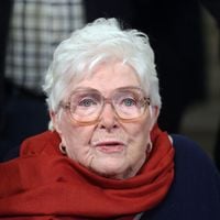 Line Renaud, 97 ans : "Je fais ma marche tous les jours, accompagnée d'une professeure"