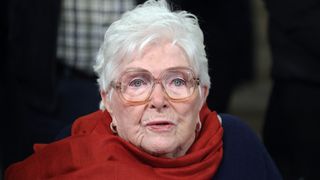 Line Renaud, 97 ans : "Je fais ma marche tous les jours, accompagnée d'une professeure"