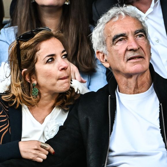 Raymond Domenech avec sa compagne dans les tribunes lors des Internationaux de France de Tennis de Roland Garros 2025. Paris, le 28 mai 2025. (© Matthieu Mirville/ZUMA Press Wire)