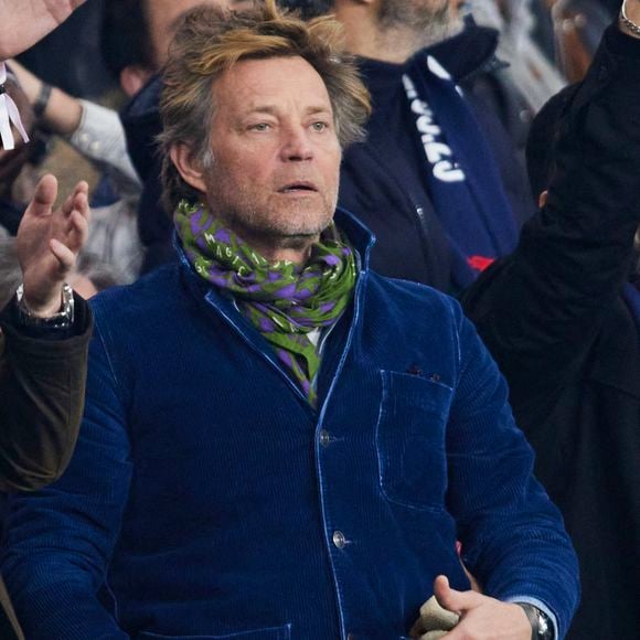 Laurent Delahousse - Célébrités assistent au 1/8e de finale aller de la Ligue des champions 2024-25 entre le PSG contre Liverpool (0-1) au Parc des Princes à Paris le 5 mars 2025. © Cyril Moreau/Bestimage