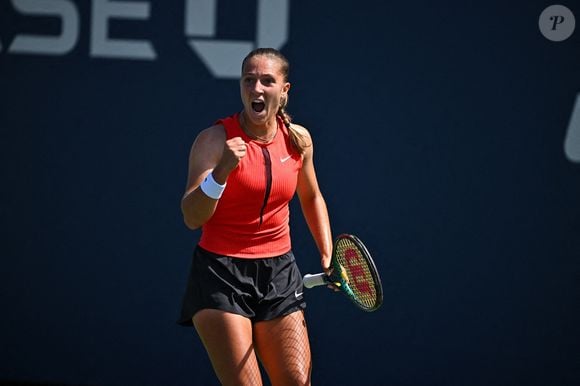 En effet, elle a choisir de s'installer à Dubaï, à plus de 6 000 kilomètres de sa famille.

Diane Parry (FRA) lors de son troisième match à l'US Open 2025 au Billie Jean National Tennis Center à New York City, NY, USA, le 30 août 2025. 

Photo par Corinne Dubreuil/ABACAPRESS.COM