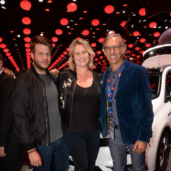 Paul Belmondo, Luana et leur fils Alessandro - Présentation du Renault Trezor concept car électrique pendant la 119ème édition du Mondial de l'Automobile 2016 au Paris Expo Porte de Versailles à Paris, France, le 29 septembre 2016. © Rachid Bellak/Bestimage