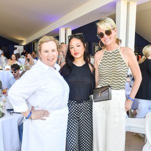 La cheffe Hélène Darroze, Laeticia Hallyday et sa fille Joy dans l'Espace VIP lors de la 9ème édition du "Longines Paris Eiffel Jumping" au Champ de Mars à Paris, France, le 25 juin 2023. Crédit Perusseau-Veeren/Bestimage