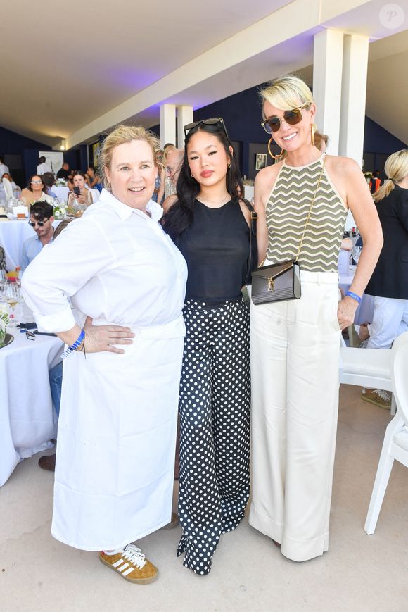 La cheffe Hélène Darroze, Laeticia Hallyday et sa fille Joy dans l'Espace VIP lors de la 9ème édition du "Longines Paris Eiffel Jumping" au Champ de Mars à Paris, France, le 25 juin 2023. Crédit Perusseau-Veeren/Bestimage
