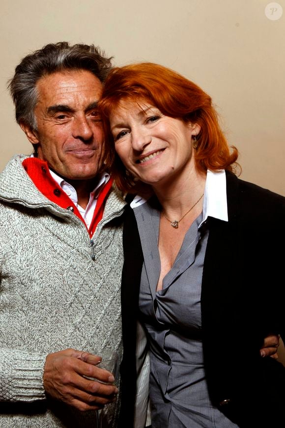 Gérard Holtz et Muriel Mayette posant lors d'une séance de portrait à Paris, France, février 2012. Photo par VIM/ABACAPRESS.COM