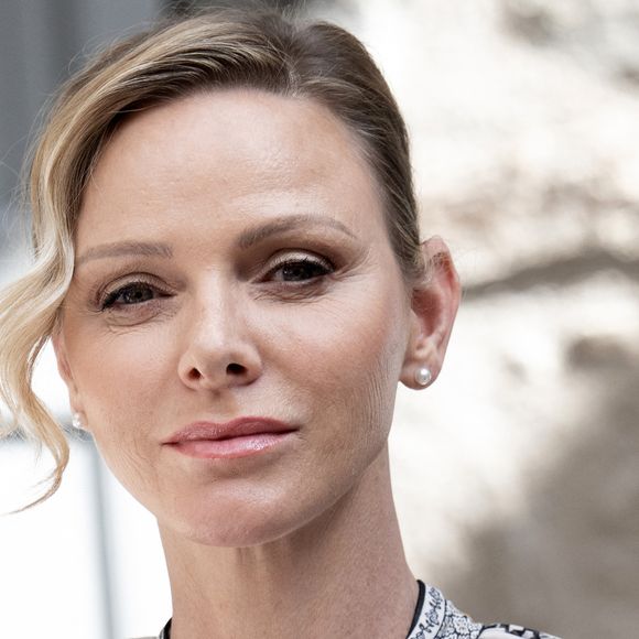 Charlene de Monaco, le prince Jacques de Monaco, marquis des Baux, et la princesse Gabriella de Monaco, comtesse de Carladès, ont été accueillis à Mur-de-Barrez en aveyron par M. Pierre Ignace, le maire de la commune et membre de la délégation officielle française lors de la récente visite d’État à Monaco. © NivierePool/Bestimage