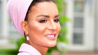 Dans les coulisses de la garde-robe la plus exclusive au monde : comment l'épouse de l'émir du Qatar réinvente la haute couture parisienne