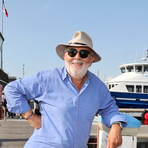 Gérard Jugnot a raconté une blague marquante que lui a faite Thierry Lhermitte à l'époque de la troupe Splendid.

Exclusif - Gérard Jugnot, parrain du festival - Les membres du jury du festival de Porquerolles embarquent pour l'île au port de Hyères. Photo par Luc Boutria / Nice Matin / Bestimage