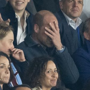 Le prince William, prince de Galles, et son fils, le prince George de Galles, assistent au match aller du quart de finale de Ligue des champions entre le PSG et Aston Villa (3-1) au Parc des Princes à Paris le 9 avril 2025. © Cyril Moreau/Bestimage