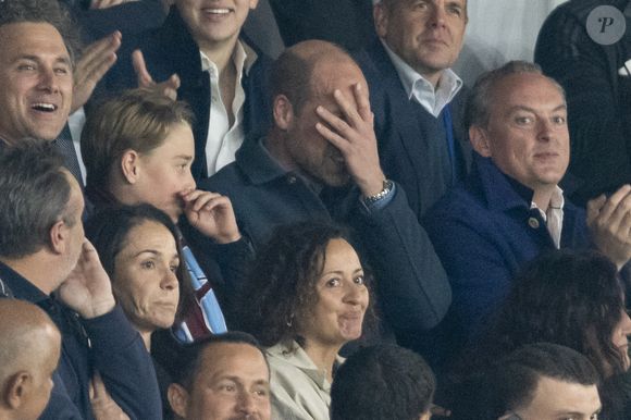 Le prince William, prince de Galles, et son fils, le prince George de Galles, assistent au match aller du quart de finale de Ligue des champions entre le PSG et Aston Villa (3-1) au Parc des Princes à Paris le 9 avril 2025. © Cyril Moreau/Bestimage