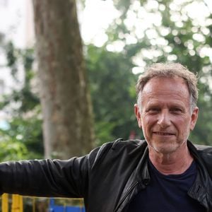 L'acteur Charles Berling lors d'une réunion de campagne électorale sur le thème Construire le Front Populaire (PFN) et la coalition électorale des partis de gauche appelée Nouveau Front Populaire, à Montreuil, le 17 juin 2024. © Stéphane Lemouton / Bestimage