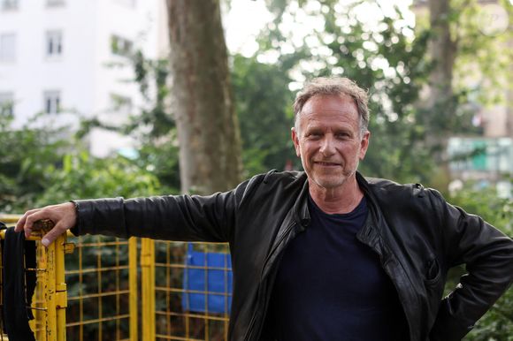 L'acteur Charles Berling lors d'une réunion de campagne électorale sur le thème Construire le Front Populaire (PFN) et la coalition électorale des partis de gauche appelée Nouveau Front Populaire, à Montreuil, le 17 juin 2024. © Stéphane Lemouton / Bestimage