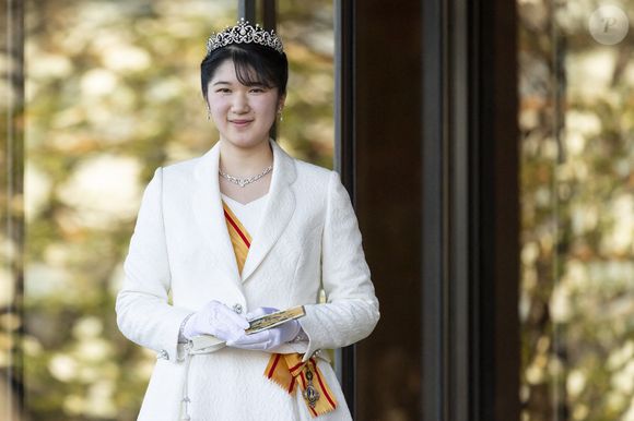 Le neveu de l’empereur Naruhito est le seul héritier au trône, second dans l’ordre de succession.

La princesse Aiko du Japon accueille la presse au palais impérial pour son 20 ème anniversaire. Elle accède à la majorité. le 5 décembre 2021. © Zuma Press / Bestimage