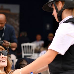 Carla Bruni Sarkozy et sa fille Giulia - N.Sarkozy et sa femme C.Bruni viennent soutenir leur fille G.Sarkozy pendant l’épreuve Kids Cup L’Envol lors de la 10ème édition du "Longines Paris Eiffel Jumping" à la Plaine de Jeux de Bagatelle à Paris, France, le 21 juin 2024. 

© Perusseau-Veeren/Bestimage