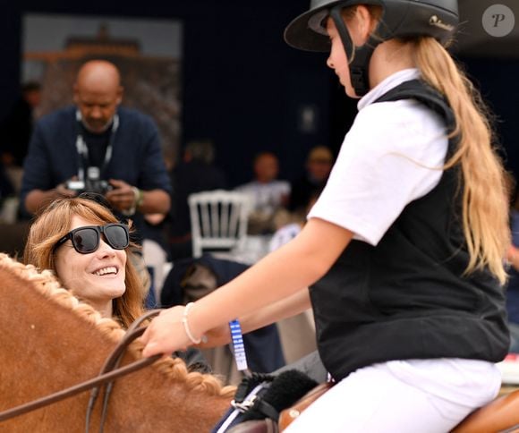 Carla Bruni Sarkozy et sa fille Giulia - N.Sarkozy et sa femme C.Bruni viennent soutenir leur fille G.Sarkozy pendant l’épreuve Kids Cup L’Envol lors de la 10ème édition du "Longines Paris Eiffel Jumping" à la Plaine de Jeux de Bagatelle à Paris, France, le 21 juin 2024. 

© Perusseau-Veeren/Bestimage