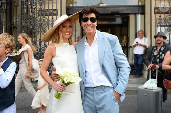 Ils ont assisté au mariage en seconde noce de Jean-Luc Lahaye et Paola Lahaye-Aubin.

Les jeunes mariés, Jean-Luc Lahaye et sa femme Paola (Lahaye-Aubin) à la sortie de la mairie du 18ème arrondissement de Paris. Photo par Agence / Bestimage