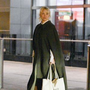 En effet, dans le podcast "Happy Sad Confused", l'actrice d'Alerte à Malibu a raconté qu'alors qu'elle prenait l'avion un homme s'est dirigé vers elle et a été véhément. 

Pamela Anderson à l'aéroport JFK de New York après avoir assisté aux Golden Globes.