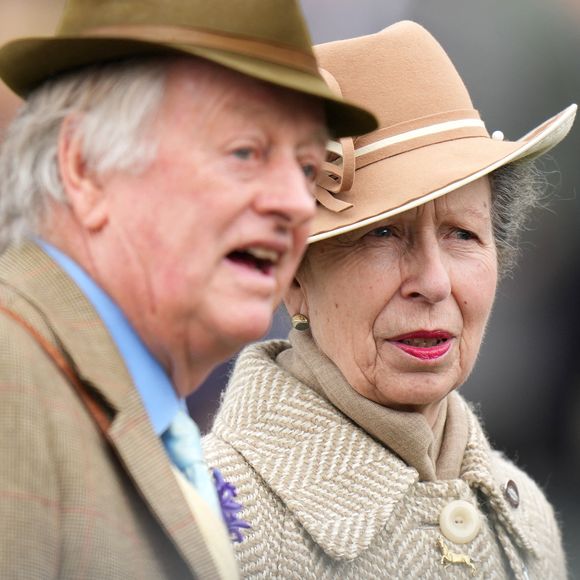 Avant de devenir reine consort, Camilla Parker Bowles a été mariée à Andrew Parker Bowles, qui fut également l’amant de la princesse Anne dans les années 1970.

La princesse Anne d'Angleterre et Andrew Parker Bowles - La famille royale assiste aux courses hippiques de Cheltenlham. Julien Burton / Bestimage