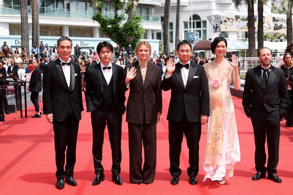 Le reste de la soirée cannoise s'annonçait tout aussi riche, avec les présentations attendues de Karma par Guillaume Canet et de Gentle Monster avec Léa Seydoux et Catherine Deneuve.

Kyozo Nagatsuka, Kodai Kurosaki, Virginie Efira, Ryûsuke Hamaguchi, Tao Okamoto, Jean-Charles Clichet - Montée des marches du film " Soudain " lors du 79ème Festival International du Film de Cannes, le 15 mai 2026. © Jacovides-Moreau / Bestimage