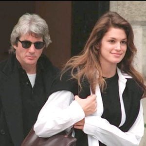 L’acteur a estimé qu'elle était "trop belle" pour lui, tandis que la mannequin parlait d’un manque d’égalité entre eux.
Richard Gere et Cindy Crawford sortent d'un hôtel à Paris.
CHARRIAU / BESTIMAGE