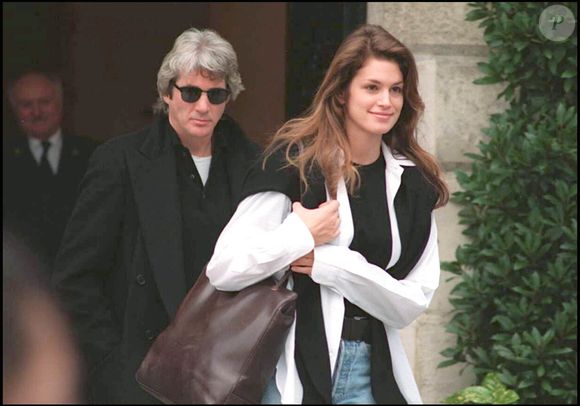 L’acteur a estimé qu'elle était "trop belle" pour lui, tandis que la mannequin parlait d’un manque d’égalité entre eux.

Richard Gere et Cindy Crawford sortent d'un hôtel à Paris.

CHARRIAU / BESTIMAGE