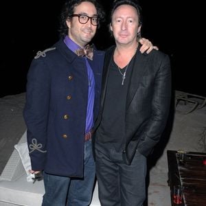 Sean Lennon (à gauche) et Julian Lennon assistent à une fête pour ONEDREAMRUSH, où 42 réalisateurs sont invités à faire des courts métrages de 42 secondes, organisée par la société de vodka 42BELOW. L'événement a eu lieu sur la plage du ChaCha Cannes à Cannes, en France, le 18 mai 2009, dans le cadre du 62e Festival de Cannes. Photo par Ian West/PA Photos/ABACAPRESS.COM