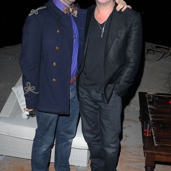 Sean Lennon (à gauche) et Julian Lennon assistent à une fête pour ONEDREAMRUSH, où 42 réalisateurs sont invités à faire des courts métrages de 42 secondes, organisée par la société de vodka 42BELOW. L'événement a eu lieu sur la plage du ChaCha Cannes à Cannes, en France, le 18 mai 2009, dans le cadre du 62e Festival de Cannes. Photo par Ian West/PA Photos/ABACAPRESS.COM