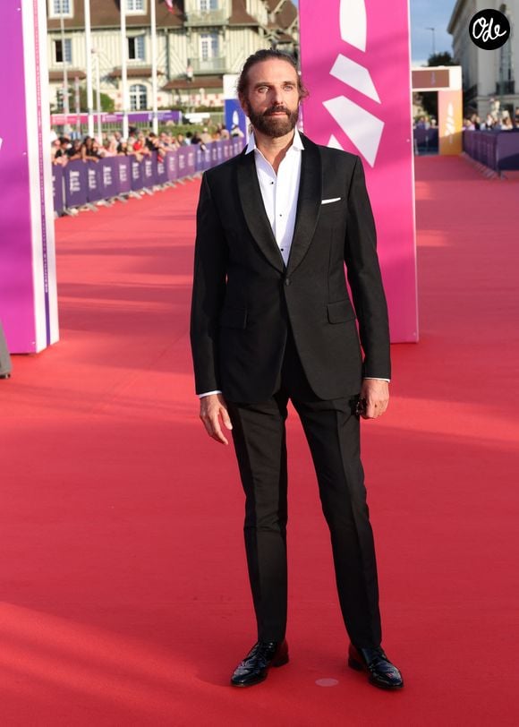 Son look est signé John Nollet, coiffeur des stars

John Nollet - Tapis rouge de la cérémonie d'ouverture du 51éme Festival du Cinema Américain de Deauville à Deauville le 5 septembre 2025. © Denis Guignebourg/Bestimage