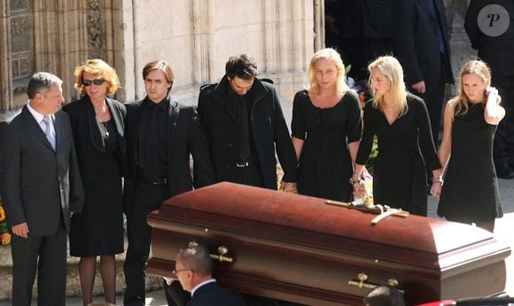 Il laissait derrière lui 8 enfants qu'il a eus avec 4 mamans différentes.

Le cercueil est transporté hors de la cathédrale Saint-Jean, après la messe de funérailles du présentateur de télévision Jacques Martin, à Lyon, France, le 20 septembre 2007. Photo de0 Vincent Dargent/ABACAPRESS.COM