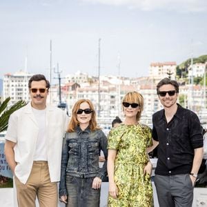 Laurent Lafitte, Isabelle Huppert, Marina Foïs, Raphaël Personnaz au photocall de La femme la plus riche du monde (hors compétition) lors du 78ème Festival International du Film de Cannes, le 19 mai 2025. 
© Moreau / Jacovides / Bestimage