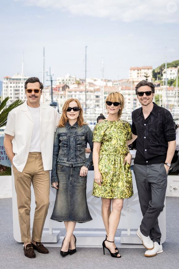Laurent Lafitte, Isabelle Huppert, Marina Foïs, Raphaël Personnaz au photocall de La femme la plus riche du monde (hors compétition) lors du 78ème Festival International du Film de Cannes, le 19 mai 2025.
© Moreau / Jacovides / Bestimage