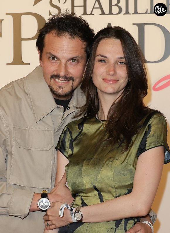 "Dans un monde où la guerre, l'intelligence artificielle et les réseaux nous éloignent parfois les uns des autres, les marchés et les restaurants restent des lieux qui nous rassemblent". 

Juan Arbeláez et sa compagne Cassandre Verdier - Première du film "Le Diable s'habille en Prada (The Devil wears Prada 2)" au cinéma Le Grand Rex à Paris, le 27 avril 2026.
© Guirec Coadic/Bestimage