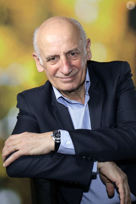 Après un dialogue serein, il avait accepté cette démarche, qui devait durer une semaine

Jean-Michel Aphatie pose lors d'une séance de portrait à Paris, France, décembre 2020. Photo par VIM/ABACAPRESS.COM