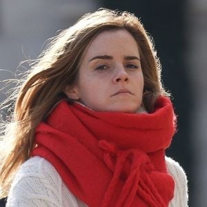 Emma préfère rencontrer des personnes qui ne la jugent pas sur sa célébrité et préserver une part de mystère sur sa vie privée.

EXCLUSIVE Paris, FRANCE Emma Watson était plus chic et confortable que prête pour le tapis rouge lorsqu'elle a bravé le froid à Paris cette semaine.



La star de Harry Potter a fait tourner les têtes avec une écharpe rouge vif surdimensionnée qui aurait pu venir directement de la salle commune de Gryffondor, l'associant à un gros pull en tricot câblé crème et à un jean noir.

L'actrice et militante a gardé un look discret, se promenant dans la capitale française avec un maquillage minimal et des cheveux balayés par le vent, prouvant que lorsqu'il s'agit de style hivernal, elle a la touche magique.



PHOTO PRISE LE 09/11/2025



Photo d'archives : Emma Watson
