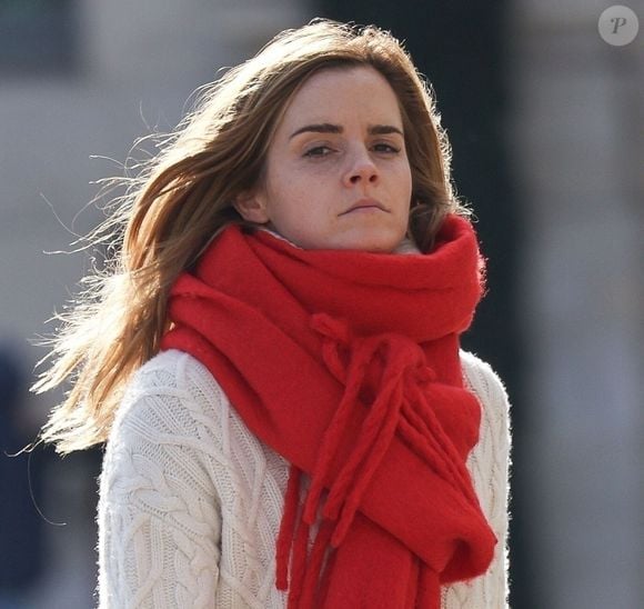 Emma préfère rencontrer des personnes qui ne la jugent pas sur sa célébrité et préserver une part de mystère sur sa vie privée.

EXCLUSIVE Paris, FRANCE Emma Watson était plus chic et confortable que prête pour le tapis rouge lorsqu'elle a bravé le froid à Paris cette semaine.



La star de Harry Potter a fait tourner les têtes avec une écharpe rouge vif surdimensionnée qui aurait pu venir directement de la salle commune de Gryffondor, l'associant à un gros pull en tricot câblé crème et à un jean noir.

L'actrice et militante a gardé un look discret, se promenant dans la capitale française avec un maquillage minimal et des cheveux balayés par le vent, prouvant que lorsqu'il s'agit de style hivernal, elle a la touche magique.



PHOTO PRISE LE 09/11/2025



Photo d'archives : Emma Watson