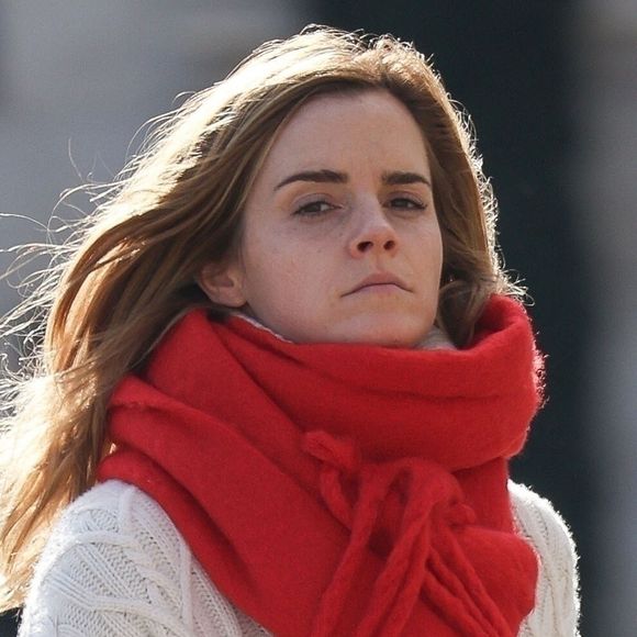 Emma préfère rencontrer des personnes qui ne la jugent pas sur sa célébrité et préserver une part de mystère sur sa vie privée.

EXCLUSIVE Paris, FRANCE Emma Watson était plus chic et confortable que prête pour le tapis rouge lorsqu'elle a bravé le froid à Paris cette semaine.



La star de Harry Potter a fait tourner les têtes avec une écharpe rouge vif surdimensionnée qui aurait pu venir directement de la salle commune de Gryffondor, l'associant à un gros pull en tricot câblé crème et à un jean noir.

L'actrice et militante a gardé un look discret, se promenant dans la capitale française avec un maquillage minimal et des cheveux balayés par le vent, prouvant que lorsqu'il s'agit de style hivernal, elle a la touche magique.



PHOTO PRISE LE 09/11/2025



Photo d'archives : Emma Watson