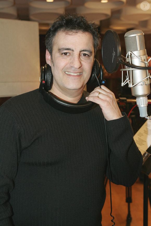 EXCLUSIF. Le chanteur français Phil Barney assiste à l'enregistrement du single pour les victimes d'Asie 'Quand la Terre est en Colère' au Studio Plus XXX au profit de la fondation Care. Paris, France, le 18 janvier 2005. Photos de Laurent Zabulon-Giancarlo Gorassini/ABACA.