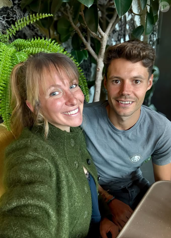 Une nouvelle qu'elle partage sur son compte Instagram, posant fièrement avec son ventre arrondi.

Candice, aventurière de "Koh-Lanta", est enceinte de son troisième enfant.