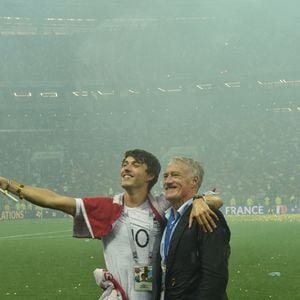 Le sélectionneur de la France Didier Deschamps célèbre avec son fils Dylan après avoir gagné 4-2 le match de football de la finale de la Coupe du monde de la FIFA 2018 entre la France et la Croatie au stade Luzhniki à Moscou, en Russie, le 15 juillet 2018. Photo Lionel Hahn/ABACAPRESS.COM