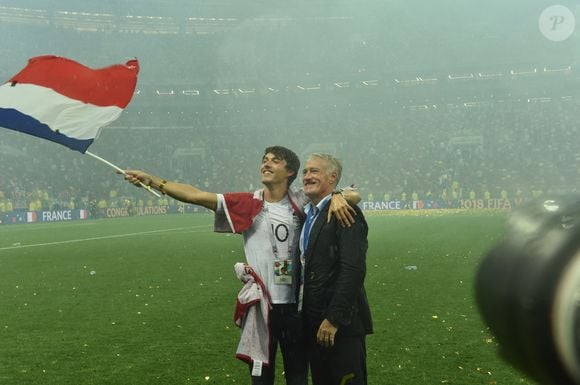 Le sélectionneur de la France Didier Deschamps célèbre avec son fils Dylan après avoir gagné 4-2 le match de football de la finale de la Coupe du monde de la FIFA 2018 entre la France et la Croatie au stade Luzhniki à Moscou, en Russie, le 15 juillet 2018. Photo Lionel Hahn/ABACAPRESS.COM