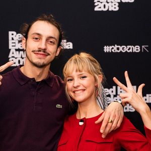 La chanteuse Angèle (Angèle Van Laeken) et son frère le rappeur Roméo Elvis (Roméo Van Laeken) lors de la 8ème édition des Red Bull Elektropedia Awards dans la salle de Flagey, à Bruxelles, Belgique, le 13 novembre 2018.