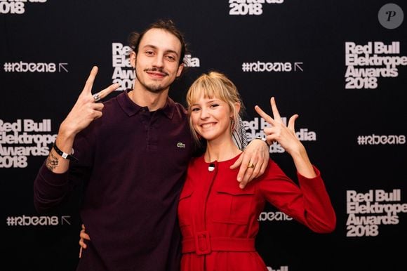 La chanteuse Angèle (Angèle Van Laeken) et son frère le rappeur Roméo Elvis (Roméo Van Laeken) lors de la 8ème édition des Red Bull Elektropedia Awards dans la salle de Flagey, à Bruxelles, Belgique, le 13 novembre 2018.