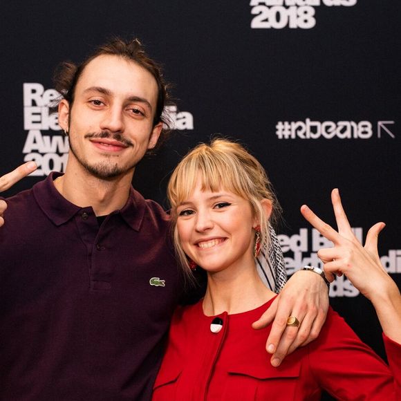La chanteuse Angèle (Angèle Van Laeken) et son frère le rappeur Roméo Elvis (Roméo Van Laeken) lors de la 8ème édition des Red Bull Elektropedia Awards dans la salle de Flagey, à Bruxelles, Belgique, le 13 novembre 2018.
