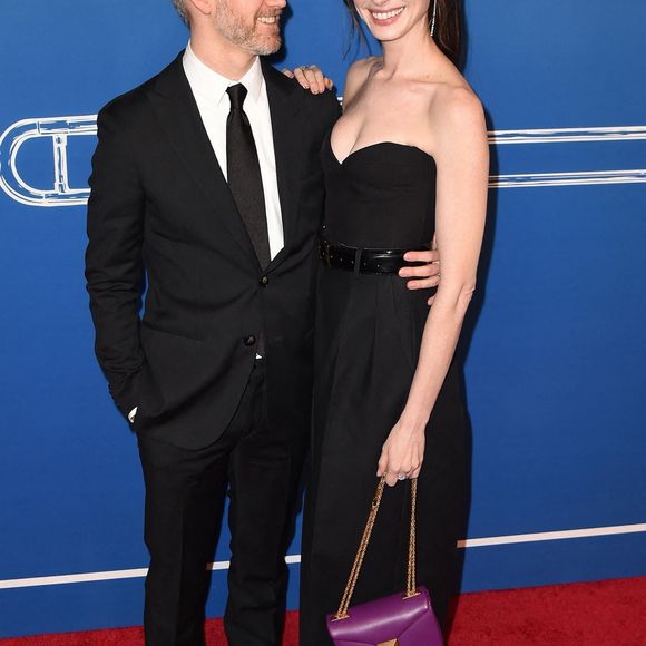Il est à la tête de sa propre marque et propose des pièces artisanales fabriquées à partir de matériaux recyclés.

Anne Hathaway et son mari Adam Shulman assistent à l'avant-première de la comédie musicale "The Music Man" au Winter Garden Theatre à New York le 10 février 2022.
Bestimage