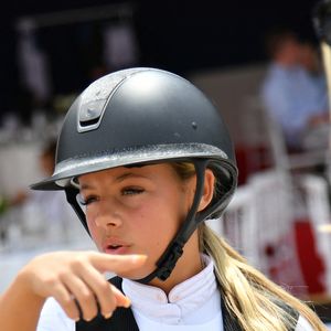 En lice pour la Kids Cup L'Envol, la fille du mannequin et Nicolas Sarkozy a pu briller à l'occasion de cette 11e édition.

Laurie Lagrange, Giulia Sarkozy lors de la coupe Kids Cup L'Envol lors du Longines Paris Eiffel Jumping le 20 juin 2025

© Perusseau / Veeren / Bestimage