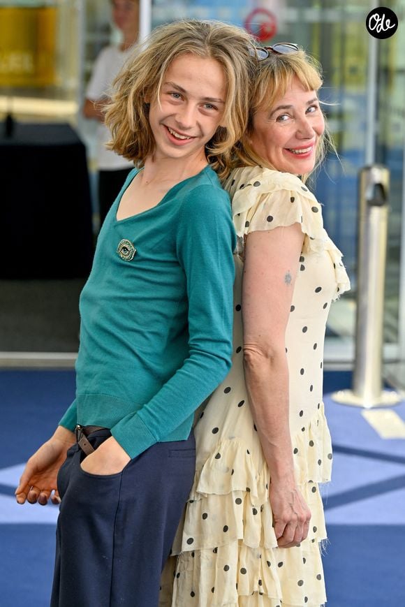 Il a d’ailleurs fait sensation auprès de son illustre mère lors de la Fashion Week à Paris. Le duo mère-fils a été acclamé au défilé Christian Louboutin devant le théâtre du Châtelet, le vendredi 2 octobre dernier.

Julie Depardieu et son fils Billy lors de la séance photo du film « Les Derniers Jours de Charles Baudelaire » dans le cadre du 65e Festival de télévision de Monte-Carlo, le 14 juin 2026 à Monte-Carlo, Monaco. Photo de Julien Reynaud/APS-Medias/ABACAPRESS.COM